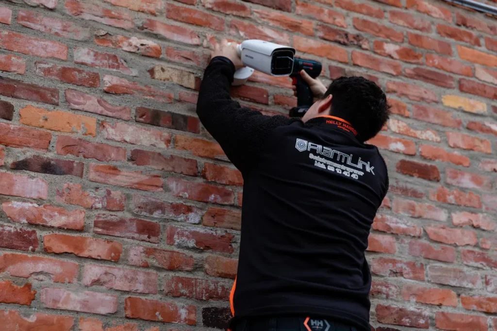 Alarmlink overvåkning hikvision sikkerhet kameraovervåking byggeplasskamera tekniker i arbeid